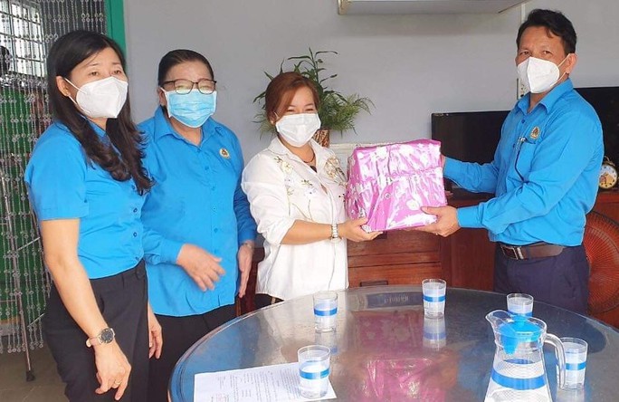 Tặng Mái ấm Công đoàn cho đoàn viên khó khăn - Ảnh 1.