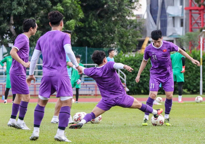 CLIP: Đội tuyển Việt Nam hứng khởi luyện tập với mục tiêu có điểm trước Malaysia - Ảnh 5.