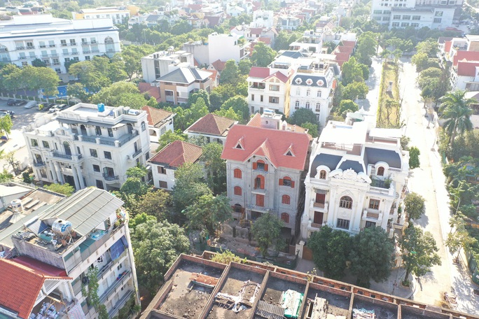 VIDEO: Cận cảnh biệt thự nhiều sai phạm còn đe doạ phóng viên, đang bị đình chỉ vẫn thi công rầm rộ - Ảnh 14.