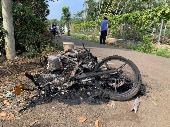 Tìm thấy xe máy, nhiều mảnh áo bị cháy xém gần hiện trường  nghi án đốt người - Ảnh 3.