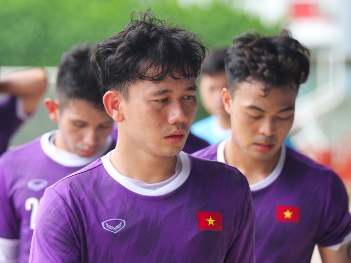CLIP: Đội tuyển Việt Nam đội nắng, mướt mồ hôi trong buổi thi đấu nội bộ - Ảnh 8.