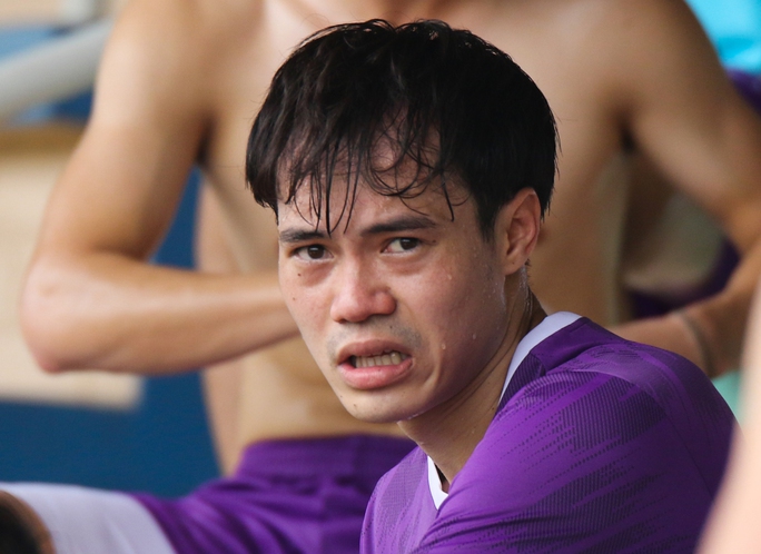 CLIP: Đội tuyển Việt Nam đội nắng, mướt mồ hôi trong buổi thi đấu nội bộ - Ảnh 11.
