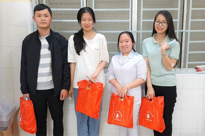Cảm động gương 4 bạn trẻ Đà Lạt kịp thời hiến máu cứu sống sản phụ trong đêm - Ảnh 1. Cảm động gương 4 bạn trẻ Đà Lạt kịp thời hiến máu cứu sống sản phụ trong đêm - Ảnh 1.