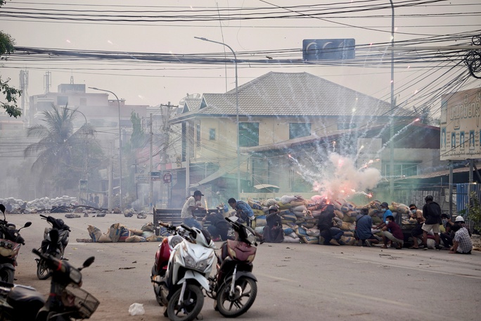 EU và Mỹ tung đòn rắn tới tấp vào quân đội Myanmar - Ảnh 1.