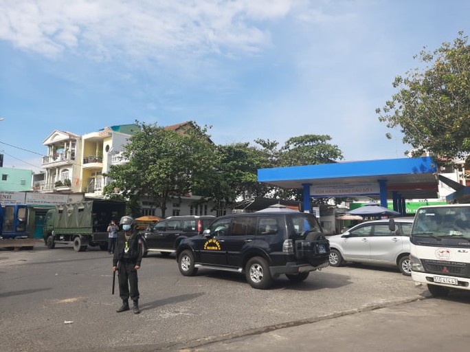 CLIP: Công an phong toả một cửa hàng xăng dầu ở quận Gò Vấp, TP HCM - Ảnh 6.