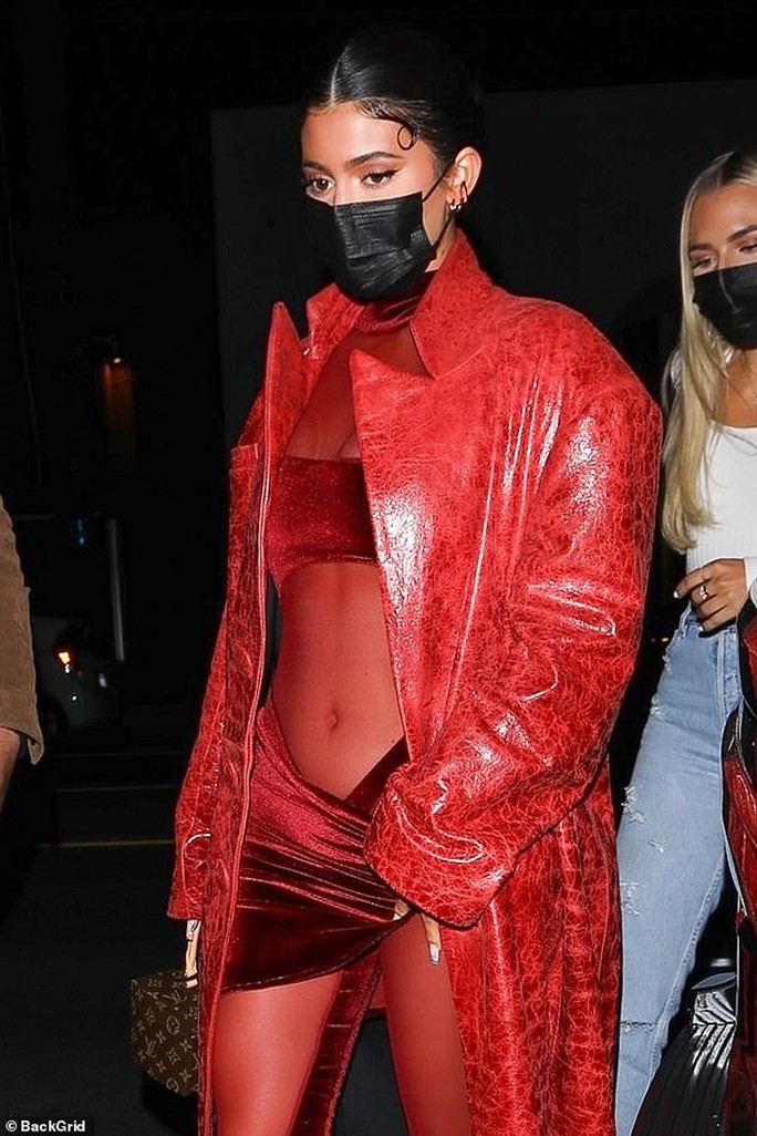 Kylie Jenner mặc hở độc, lạ đến chúc mừng Justin Bieber - Ảnh 2.