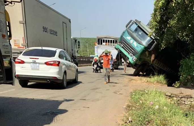 Xe tải lật nghiêng, ùn tắc kéo dài ở đèo Mẹ Bồng Con - Ảnh 1.
