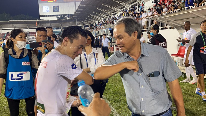 Lee Nguyễn quên chuyện không vui với Kiatisak - Ảnh 2.