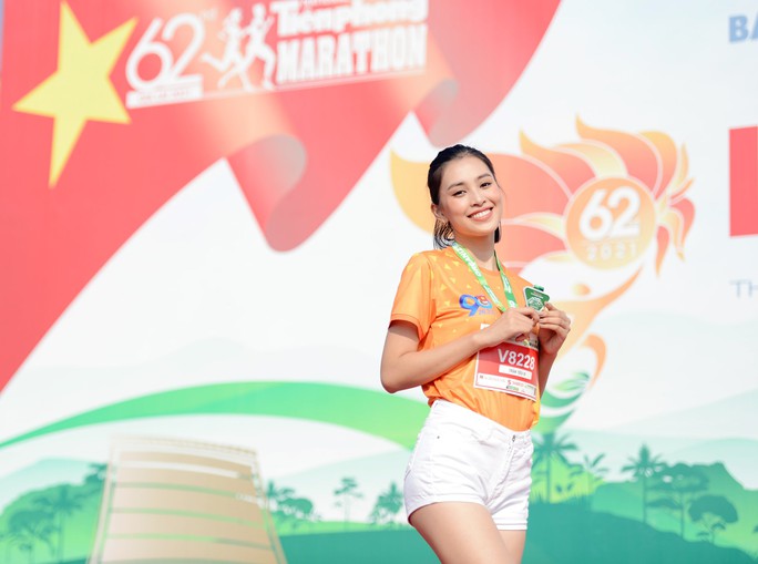 Soi nhan sắc hai hoa hậu Đỗ Thị Hà - Trần Tiểu Vy - Ảnh 6.