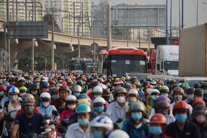 Xe cộ ken đặc 700m trên Xa lộ Hà Nội ngày đầu thu phí - Ảnh 1.