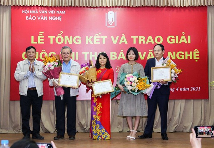 Bài thơ Mẹ tôi chửi kẻ trộm vừa được trao giải cao nhất cuộc thi thơ báo Văn Nghệ 2019-2020 gây tranh luận gay gắt - Ảnh 3.
