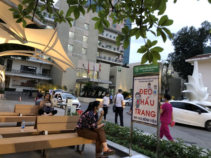 Hơn 200 nhân viên, bác sĩ Bệnh viện Bạch Mai xin nghỉ việc: Người trong cuộc lên tiếng - Ảnh 1.
