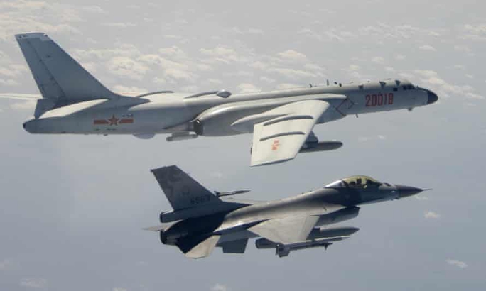 NÓNG: Sau cảnh báo từ Mỹ, 25 máy bay Trung Quốc tiếp tục áp sát Đài Loan - Ảnh 1.