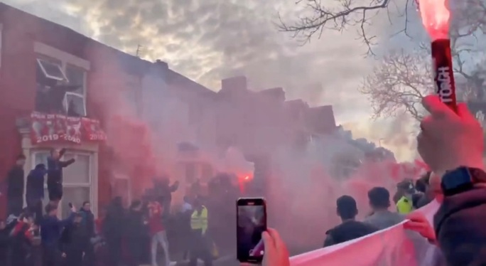 CĐV Liverpool đại náo sân Anfield, Real Madrid bản lĩnh giành vé bán kết - Ảnh 1.