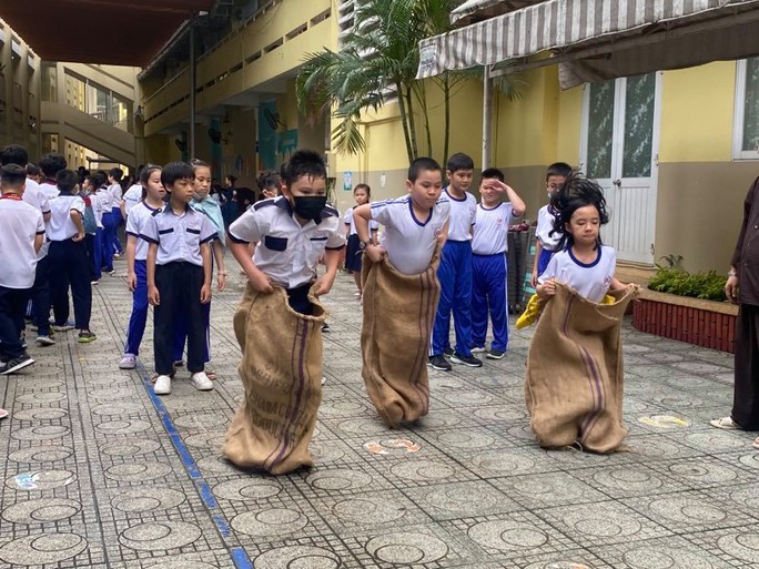Trường Tiểu học Nguyễn Bỉnh Khiêm: Học sinh nhảy sạp, ném còn... ngay sân trường - Ảnh 4. Trường Tiểu học Nguyễn Bỉnh Khiêm: Học sinh nhảy sạp, ném còn... ngay sân trường - Ảnh 4.