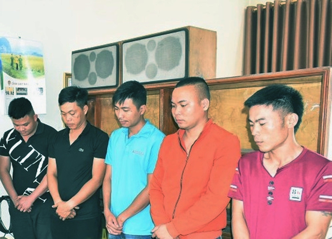 Bắt 5 thanh niên đánh bài ăn tiền ở lán trại công trình - Ảnh 1.