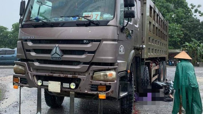Xe hổ vồ hết hạn đăng kiểm cán chết người đi xe máy - Ảnh 1. Xe hổ vồ hết hạn đăng kiểm cán chết người đi xe máy - Ảnh 1.