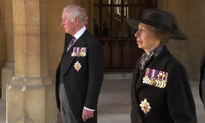 Nữ hoàng Anh lặng lẽ ngồi nhìn linh cữu Hoàng thân Philip - Ảnh 9.