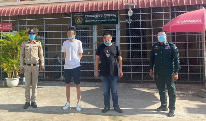 Covid-19: Campuchia bắt giữ 2 người Trung Quốc giả nhân viên y tế - Ảnh 1. Covid-19: Campuchia bắt giữ 2 người Trung Quốc giả nhân viên y tế - Ảnh 1.