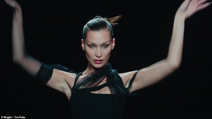 Siêu mẫu Bella Hadid, Irina Shayk khoe vẻ gợi cảm  - Ảnh 1.