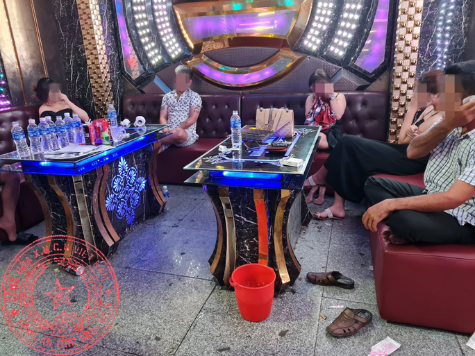 Phát hiện 52 nam, nữ đến phòng karaoke dự sinh nhật bạn bằng “tiệc ma túy” - Ảnh 3.