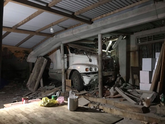 Xe container mất lái tông sập nhà dân trong đêm - Ảnh 1.