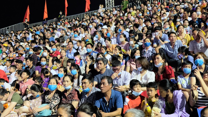 Biển người chen nhau xem bắn pháo hoa Năm Du lịch Quốc gia 2021 - Ảnh 4.