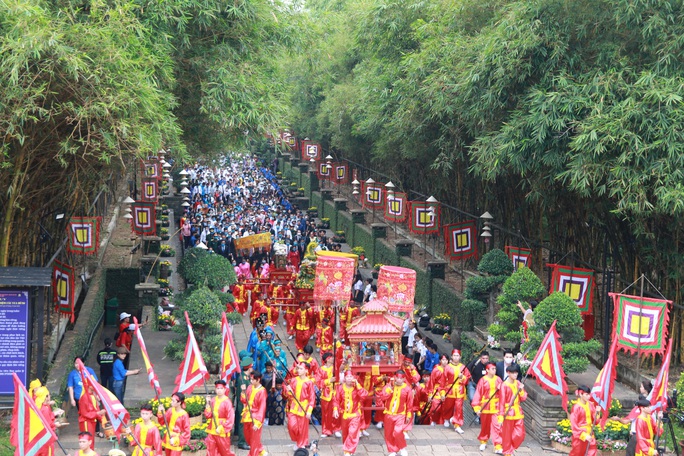Bí thư Nguyễn Văn Nên dâng hương tại Đền Tưởng niệm các Vua Hùng - Ảnh 8.