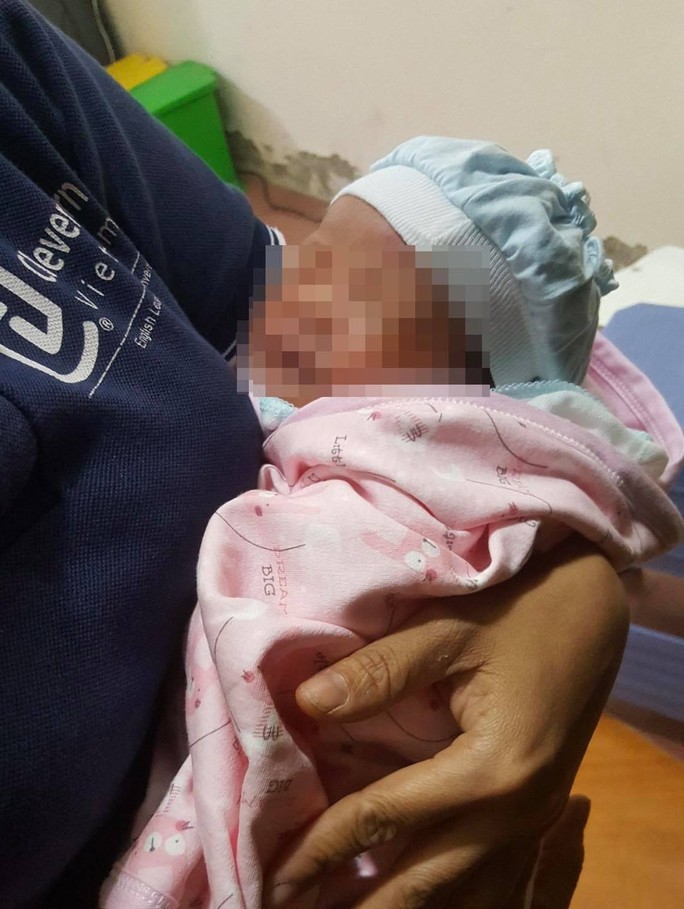 Bé gái sơ sinh 3,2 kg bị bỏ rơi ở trạm y tế - Ảnh 1.