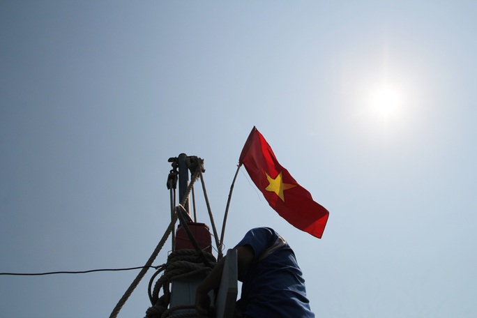 Báo Người Lao Động trao 2.000 lá cờ Tổ quốc cho ngư dân Đà Nẵng - Ảnh 4.