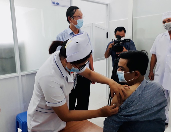 Cần Thơ và Bạc Liêu tiêm vắc xin phòng Covid-19 cho nhân viên y tế tuyến đầu - Ảnh 4.