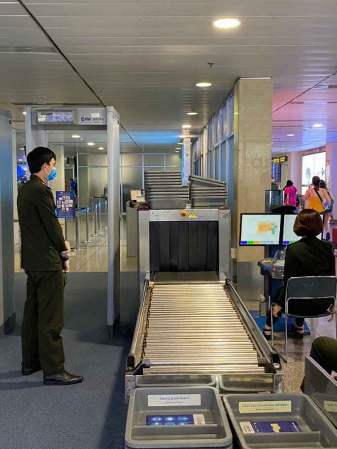 Sân bay Tân Sơn Nhất lắp thêm 5 máy soi chiếu an ninh - Ảnh 1.