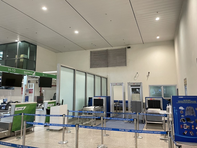Sân bay Tân Sơn Nhất lắp thêm 5 máy soi chiếu an ninh - Ảnh 2.