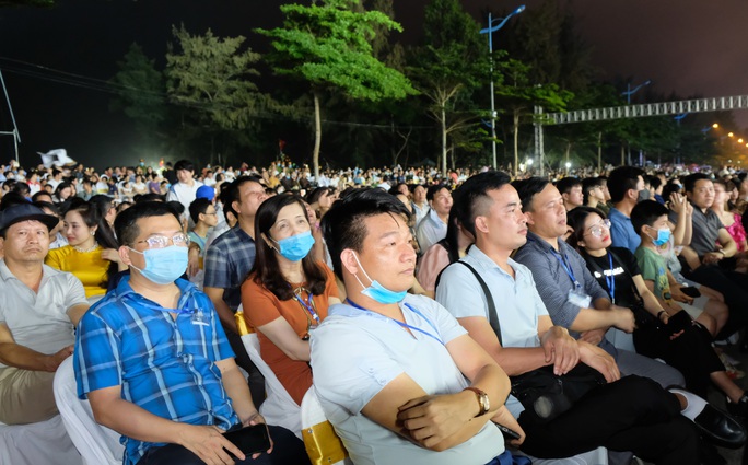 CLIP: Hàng vạn người đổ về Sầm Sơn xem bắn pháo hoa - Ảnh 5.