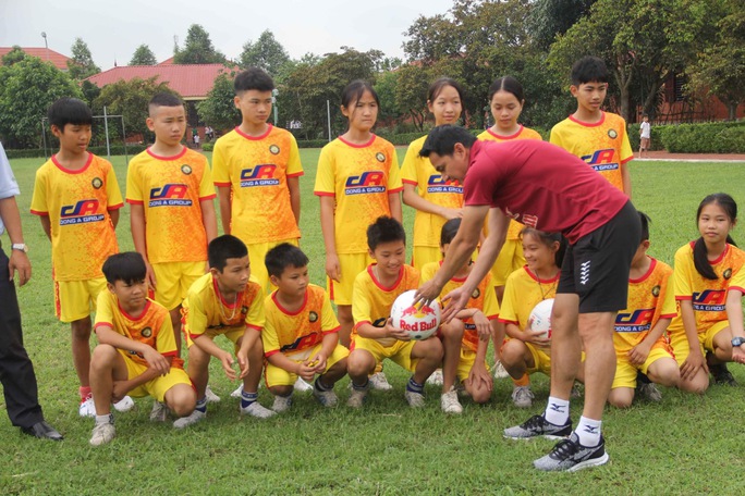 HAGL tặng gần 120 triệu đồng tiền bán áo đấu của Lương Xuân Trường cho Làng SOS Thanh Hóa - Ảnh 7.