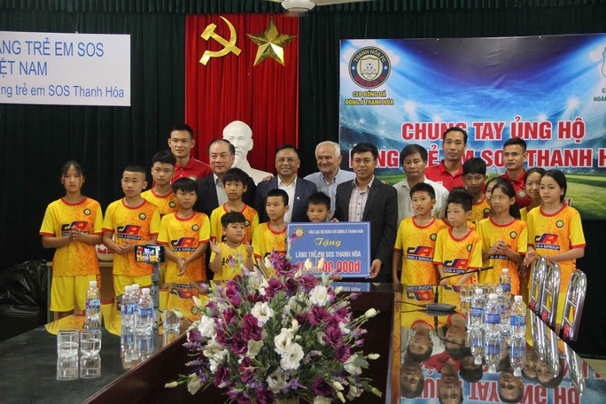 HAGL tặng gần 120 triệu đồng tiền bán áo đấu của Lương Xuân Trường cho Làng SOS Thanh Hóa - Ảnh 3.
