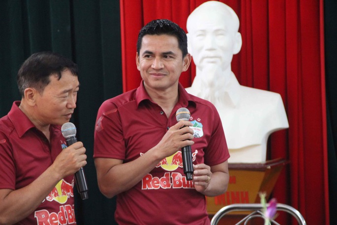 HAGL tặng gần 120 triệu đồng tiền bán áo đấu của Lương Xuân Trường cho Làng SOS Thanh Hóa - Ảnh 6.