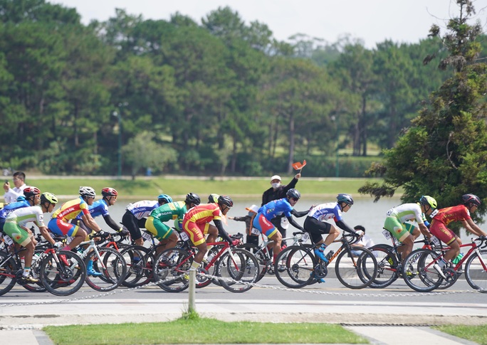 Nguyễn Tấn Hoài chạm tay vào Áo xanh chung cuộc - Ảnh 2.