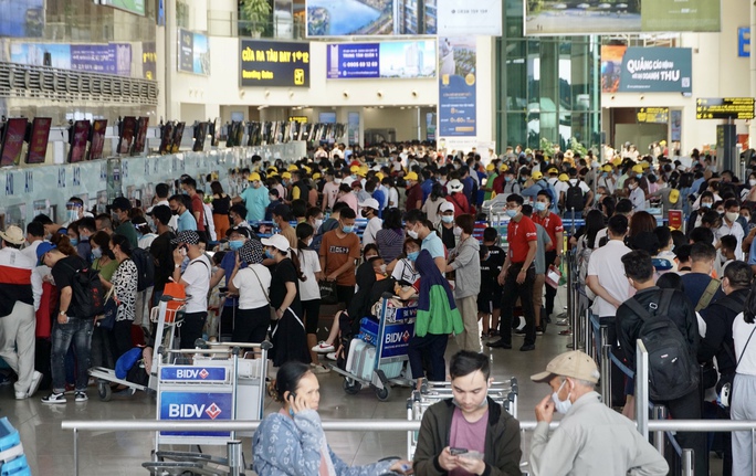Chùm ảnh: Sân bay Nội bài đông nghẹt trước lễ 30-4, 1-5 - Ảnh 1.