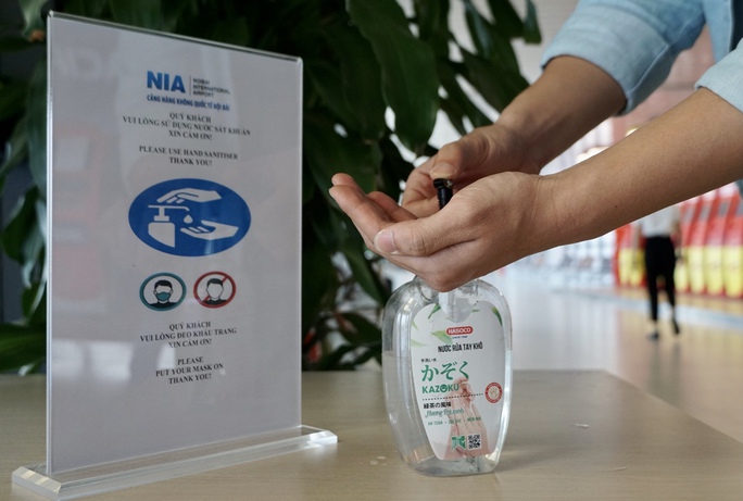Chùm ảnh: Sân bay Nội bài đông nghẹt trước lễ 30-4, 1-5 - Ảnh 8.