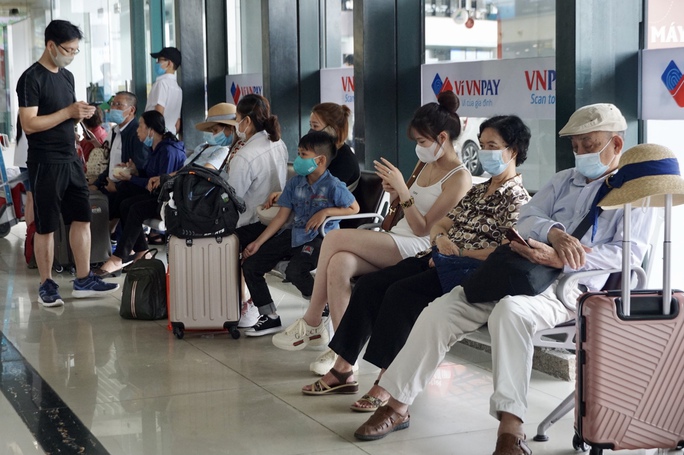Chùm ảnh: Sân bay Nội bài đông nghẹt trước lễ 30-4, 1-5 - Ảnh 5.