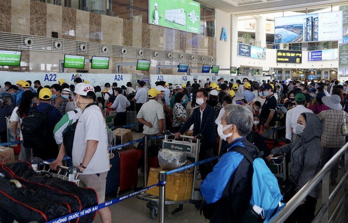 Chùm ảnh: Sân bay Nội bài đông nghẹt trước lễ 30-4, 1-5 - Ảnh 10.