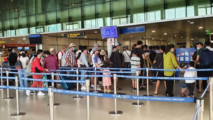 Lượng khách qua sân bay Tân Sơn Nhất đang tăng mạnh - Ảnh 1.