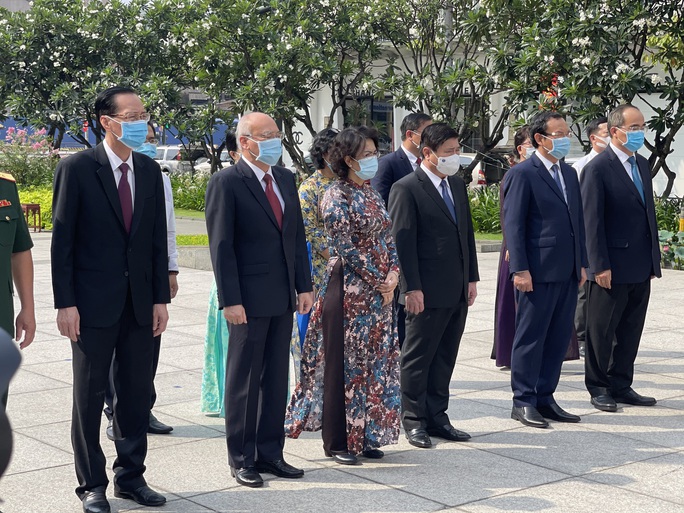 Lãnh đạo TP HCM dâng hoa, dâng hương Chủ tịch Hồ Chí Minh, các anh hùng liệt sĩ - Ảnh 3.