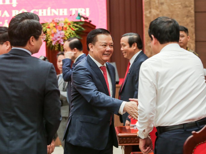 Công bố quyết định của Bộ Chính trị phân công ông Đinh Tiến Dũng làm Bí thư Thành ủy Hà Nội - Ảnh 5.