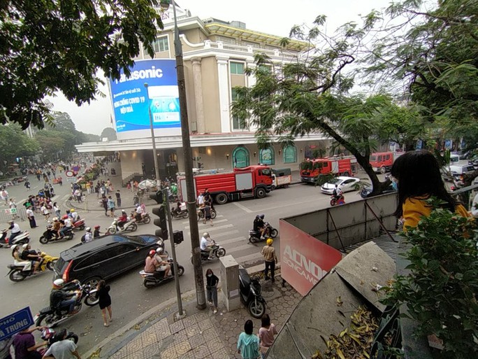 Ôtô ở Tràng Tiền Plaza bất ngờ bốc cháy, người dân mua sắm hoảng sợ tháo chạy - Ảnh 2.