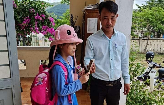 HS lớp 2 trả lại 20 triệu đồng: Chủ tịch huyện Tiên Phước tặng giấy khen - Ảnh 2.