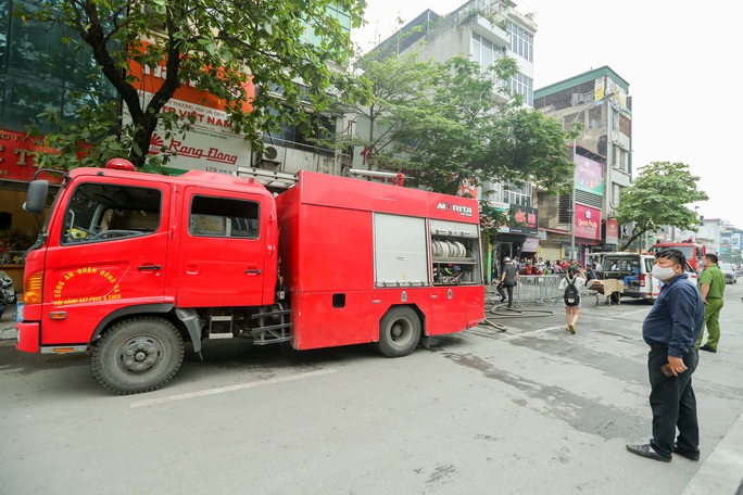CLIP: Đưa thi thể nạn nhân vụ cháy làm 4 người tử vong ở Hà Nội ra ngoài - Ảnh 3.