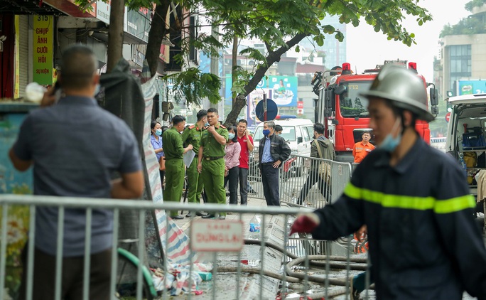 CLIP: Đưa thi thể nạn nhân vụ cháy làm 4 người tử vong ở Hà Nội ra ngoài - Ảnh 4.