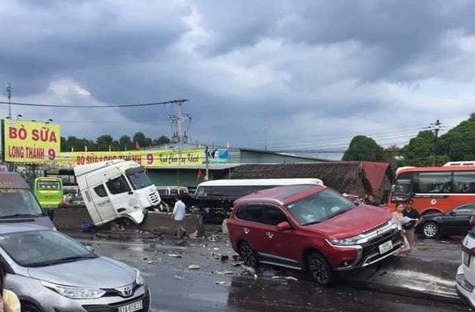 Kinh hoàng cuộn thép trên xe container rơi xuống đường gây tai nạn liên hoàn, kẹt xe nhiều giờ - Ảnh 2.